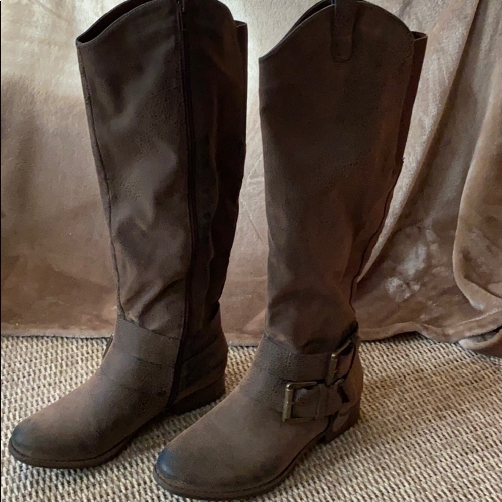 Boots with buckle